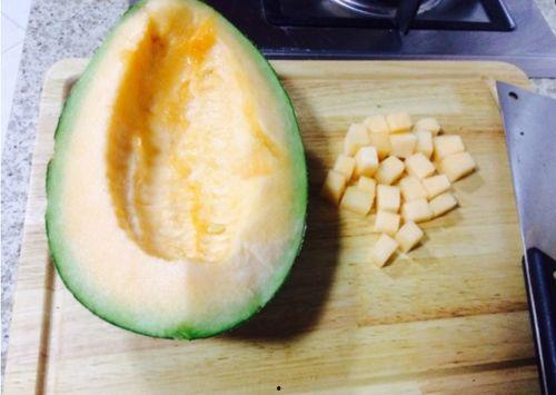 卡卡吃哈密瓜,甜蜜滋味尽在其中